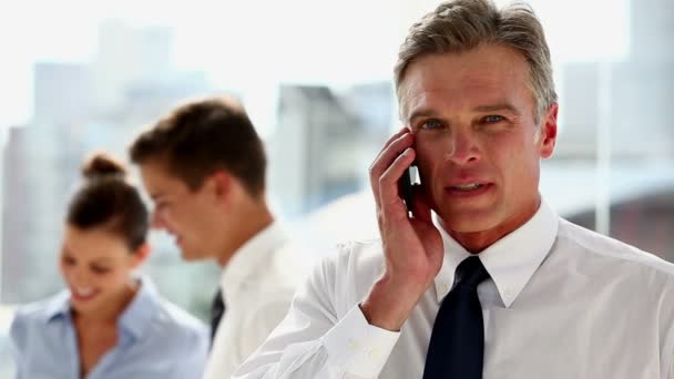 Hombre de negocios teniendo discusión telefónica — Vídeo de stock