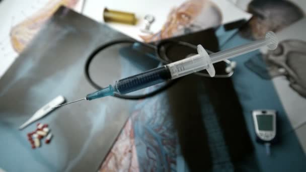 注射器与摔倒在医疗工具旁边的 x 射线的蓝色液体 — 图库视频影像