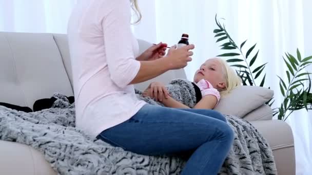 Anya gyógyszert ad a lányának. — Stock videók