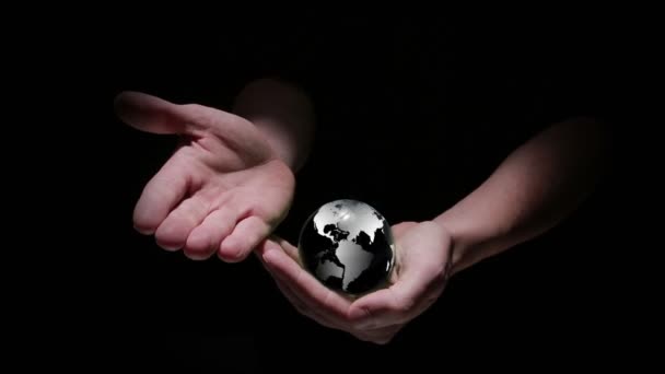Анимация рук, раскрывающих земной шар — стоковое видео