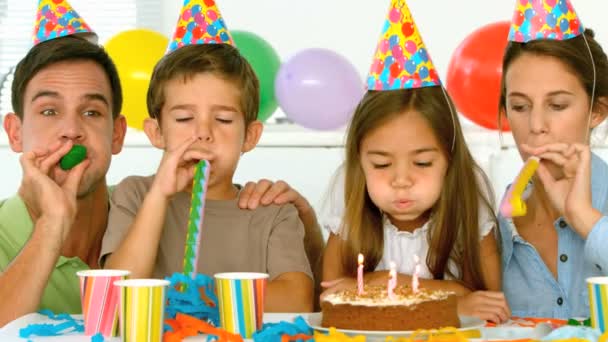 Familia celebrando cumpleaños hija — Vídeo de stock