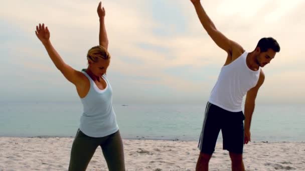 Vänner stretching på stranden — Stockvideo