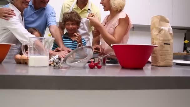 Family eating homemade cookies — Stock Video