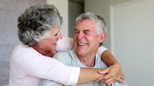 Mature couple laughing and embracing together — Stock Video