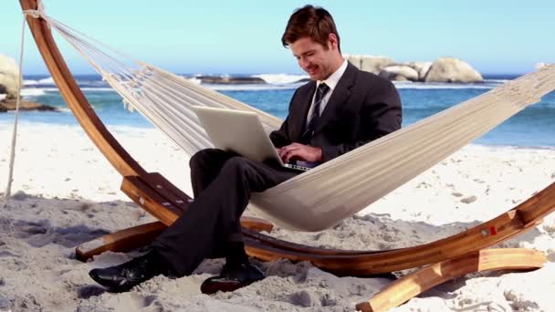 Бізнесмен, що вводить ноутбук у гамак — стокове відео