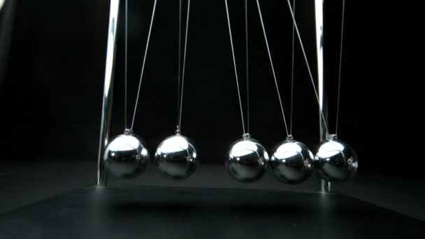 Perpetual motion of newtons cradle — Stock Video