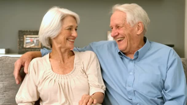 Пожилая пара смеется над домом — стоковое видео