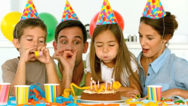 Familia celebrando su cumpleaños hija — Vídeo de stock