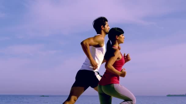 Casal jovem correndo juntos — Vídeo de Stock