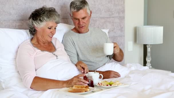 Äldre par att ha frukost tillsammans — Stockvideo