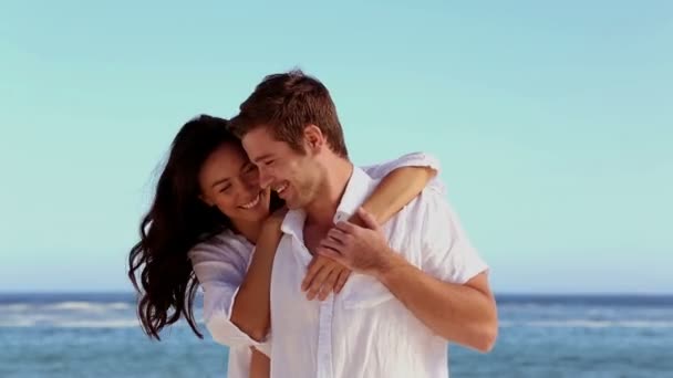 Romantisches Paar lächelt in die Kamera — Stockvideo