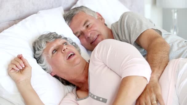 Couple parler et rire dans le lit — Video