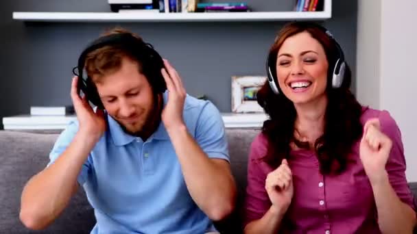 Couple listening to music and acting silly — Stock Video