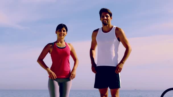 Par bär sportkläder på stranden — Stockvideo