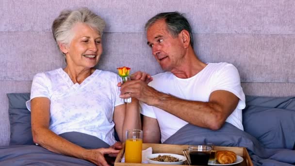 Casal de idosos tomando café da manhã na cama — Vídeo de Stock