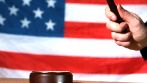 Juez llamando orden con mazo en corte americana — Vídeo de stock