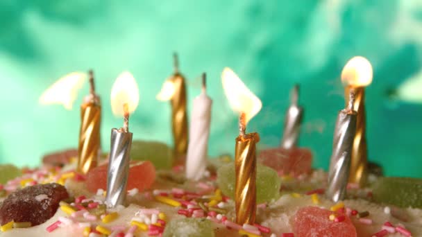 Velas de cumpleaños que se apagan en un delicioso pastel — Vídeo de stock