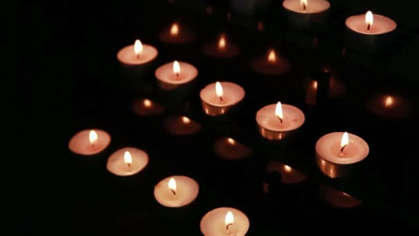 Velas en un altar siendo apagadas — Vídeos de Stock