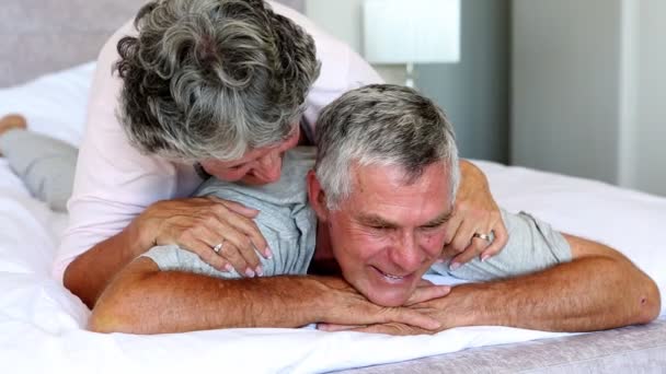 Женщина делает массаж плеч мужу — стоковое видео
