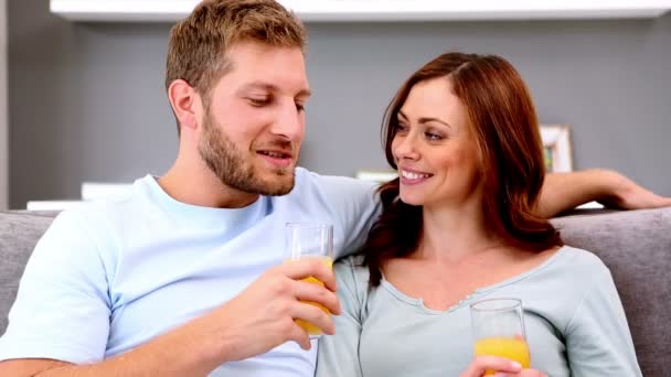 Casal beber suco de laranja e conversar — Vídeo de Stock