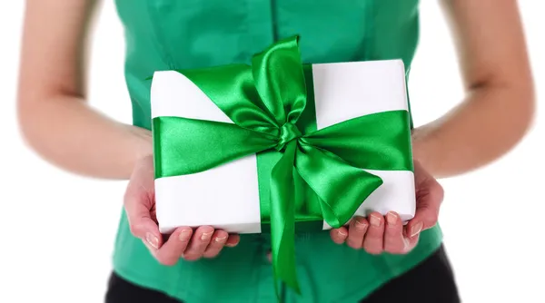 Geschenk box in handen van de vrouw — Stockfoto