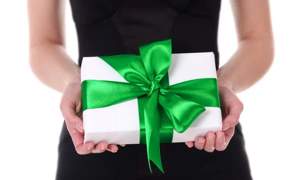 Geschenk box in handen van de vrouw — Stockfoto