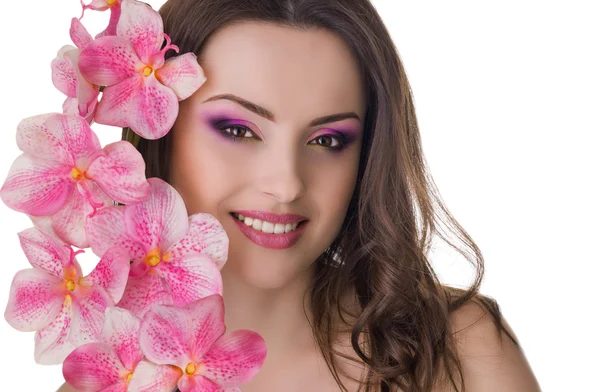 Bella donna con orchidea in sentire — Foto Stock