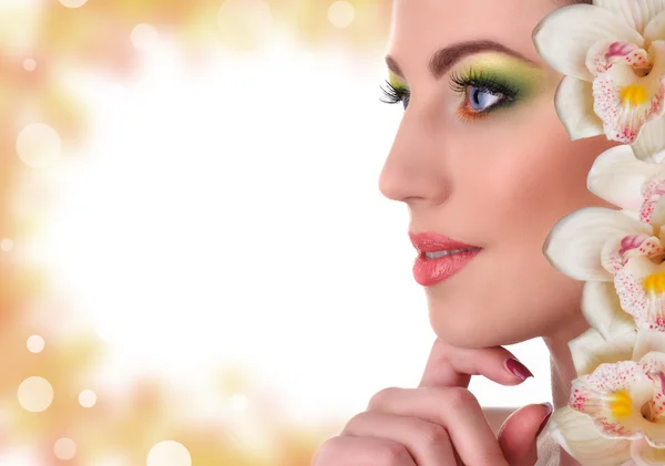 Hermosa mujer con flor de orquídea —  Fotos de Stock