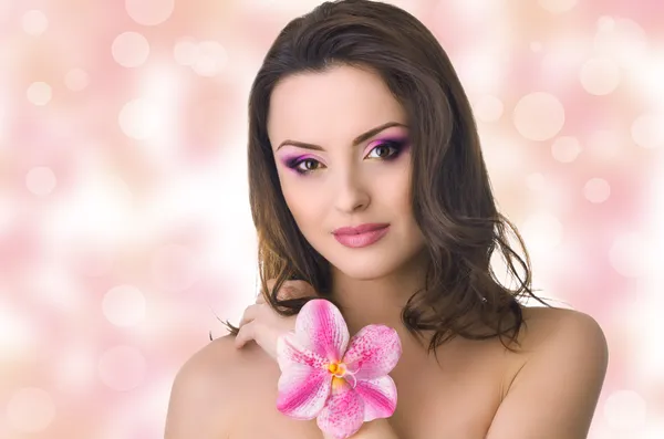 Bella donna con orchidea — Foto Stock