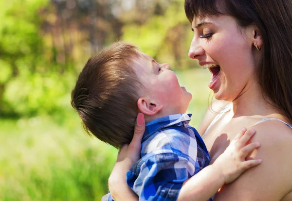 Famille heureuse en plein air — Photo