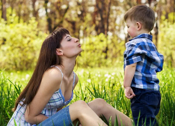 Famille heureuse en plein air — Photo