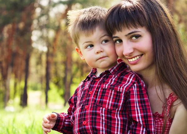 Famille heureuse en plein air — Photo