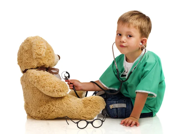 Pojke spelar läkare Stockbild