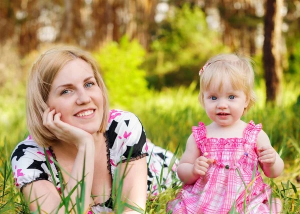 Famille heureuse en plein air — Photo