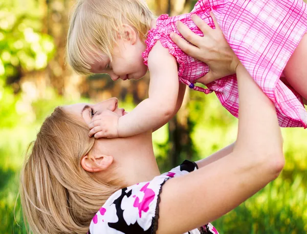 Famille heureuse en plein air — Photo