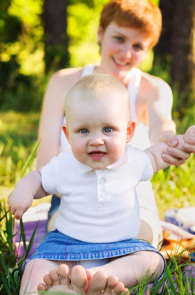 Famille heureuse en plein air — Photo