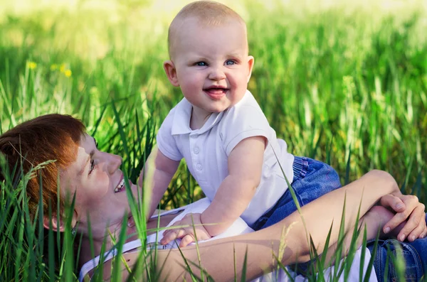 Famille heureuse en plein air — Photo