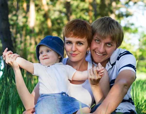 Famille heureuse en plein air — Photo