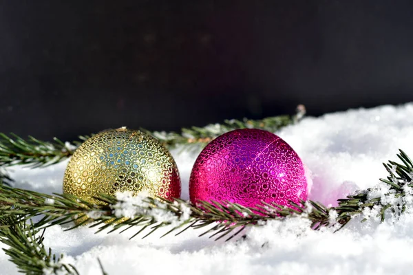 Bolas de Navidad yacen en la nieve. — Foto de Stock