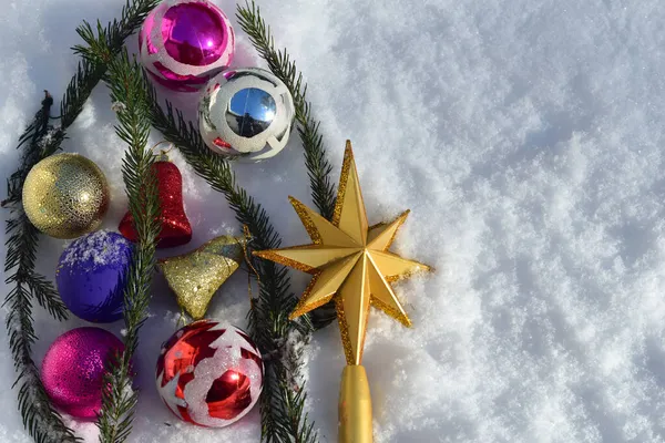 Bolas multicolores de vidrio y decoración estrella para el árbol de Navidad. — Foto de Stock