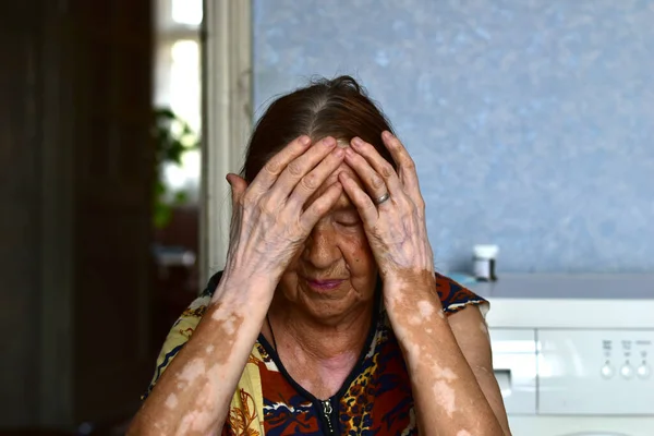 Zdjęcie Pokazuje Starszą Kobietę Siedzącą Przy Stole Zakrywającą Twarz Rękami — Zdjęcie stockowe