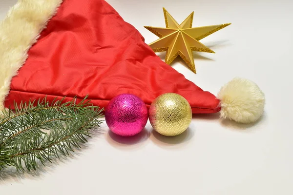 Sombrero de Papá Noel y juguetes de Navidad. — Foto de Stock