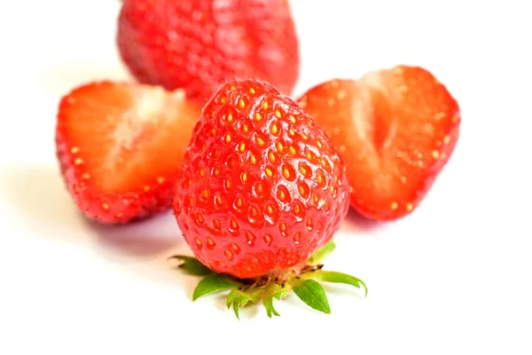 Reife Erdbeeren liegen auf einem weißen Tisch. — Stockfoto