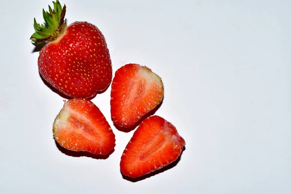 Erdbeeren liegen auf einem weißen Tisch. — Stockfoto