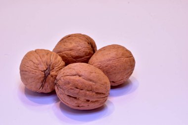 Masada bir grup olgun ceviz yatıyor..