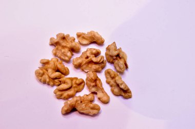 Olgun ceviz çekirdekleri kabuksuz beyaz üzerine uzanır..