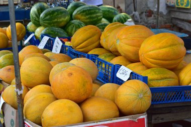 Tambov şehri, Rusya. 08 numara. 18 yaşındayım. 2021 yılı. Köylü pazarı. Raflarda olgun sarı karpuzlar ve Asya 'dan getirilen karpuzlar var..