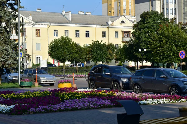 ロシアのタンボフ市 18歳 2021年 写真は街の通りの1つを示しています 道路に沿って数多くの花壇や駐車車 — ストック写真
