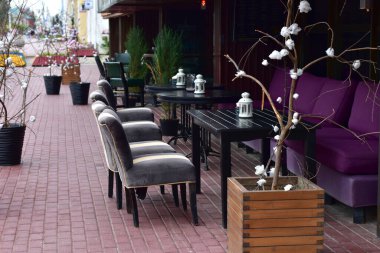 Editör imajı. Tambov şehri, Rusya. 08.09.2021 Bu resim şehrin sokaklarından birini gösteriyor. Sandalyeler, masalar ve diğer açık kafe mobilyaları.