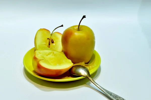 Zdjęciu Dwie Upieczone Połówki Jabłek Jedna Całość Talerzu — Zdjęcie stockowe